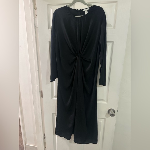 Elegant Black Long Sleeve Dress - Picture 2 of 3